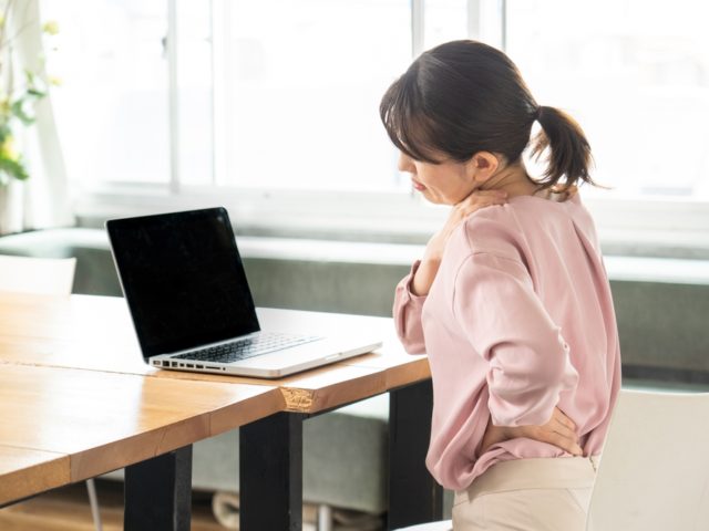 首のこぶの原因は何ですか?