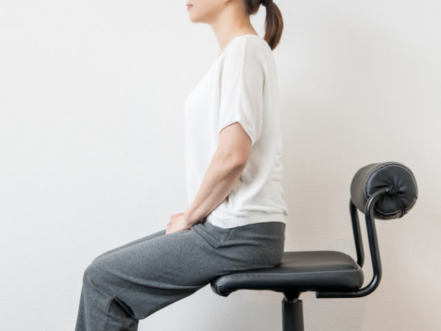 骨盤を立てる座り方とは？シチュエーション別に正しい座り方を解説！
