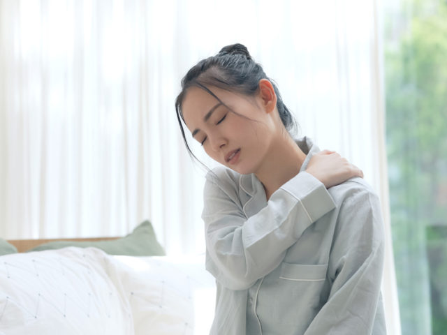 巻き肩の原因は寝方？つらいときの対処法とおすすめストレッチ3選