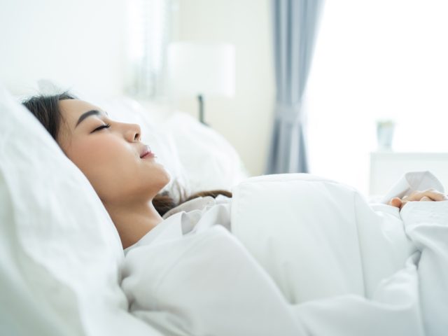 寝違えた時はどんな姿勢で寝るべき？対処法や予防法を解説 | くまのみ整骨院グループ