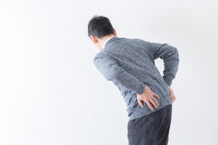 背骨に歪みが生じるのはなぜ?原因や症状、自分で矯正する方法 | くまのみ整骨院グループ