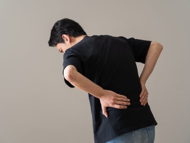 左腰の後ろの痛みの原因と対処法！病院に行ったほうが良いの？