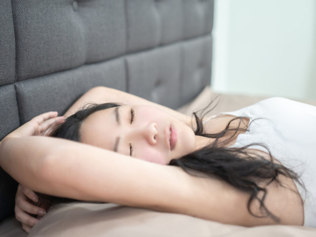 バンザイ寝の原因は肩こり！？身体に及ぼす影響や改善方法を解説
