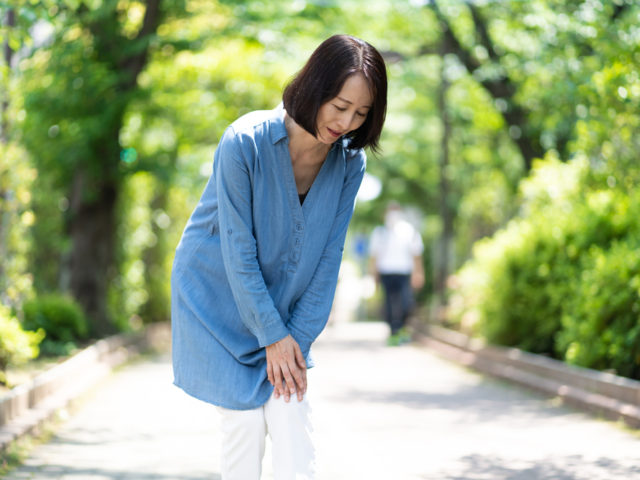 膝の外側が痛いのはなぜ？原因とセルフケア、改善方法も解説