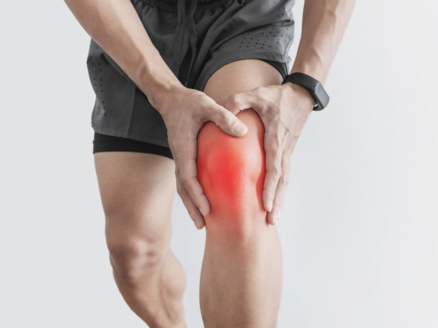 その痛みはO脚が原因？膝痛の対処法と予防策を紹介