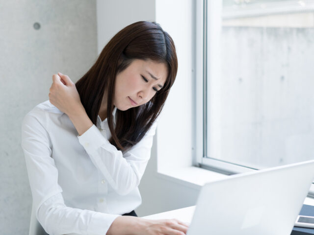 女性特有の原因とは？肩こりを放置するリスクや予防策も紹介！