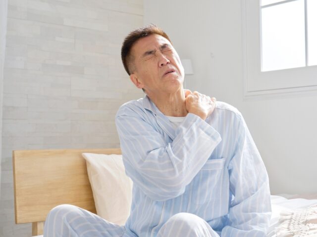 肩こりのときは鍼と整体のどっちに行くべき？それぞれの違いや選び方を解説