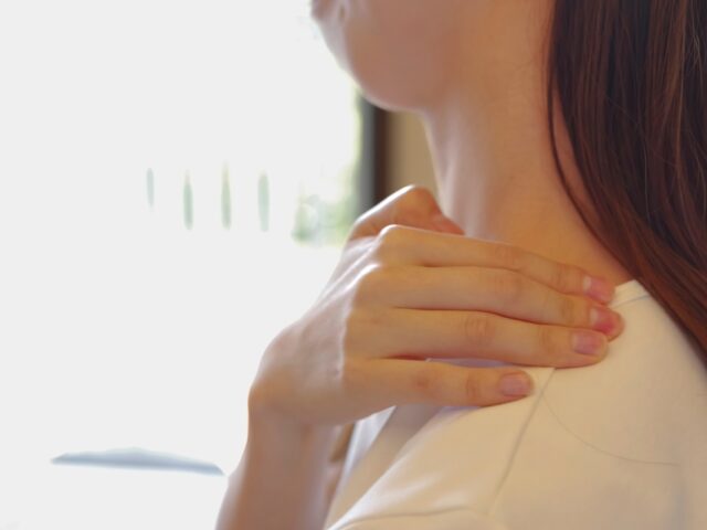 首猫背とストレートネックの違いは？原因と予防策を紹介